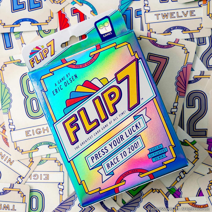 Cartas numéricas de Flip 7 desplegadas en fila frente a un jugador junto a cartas modificadoras de puntuación y acción